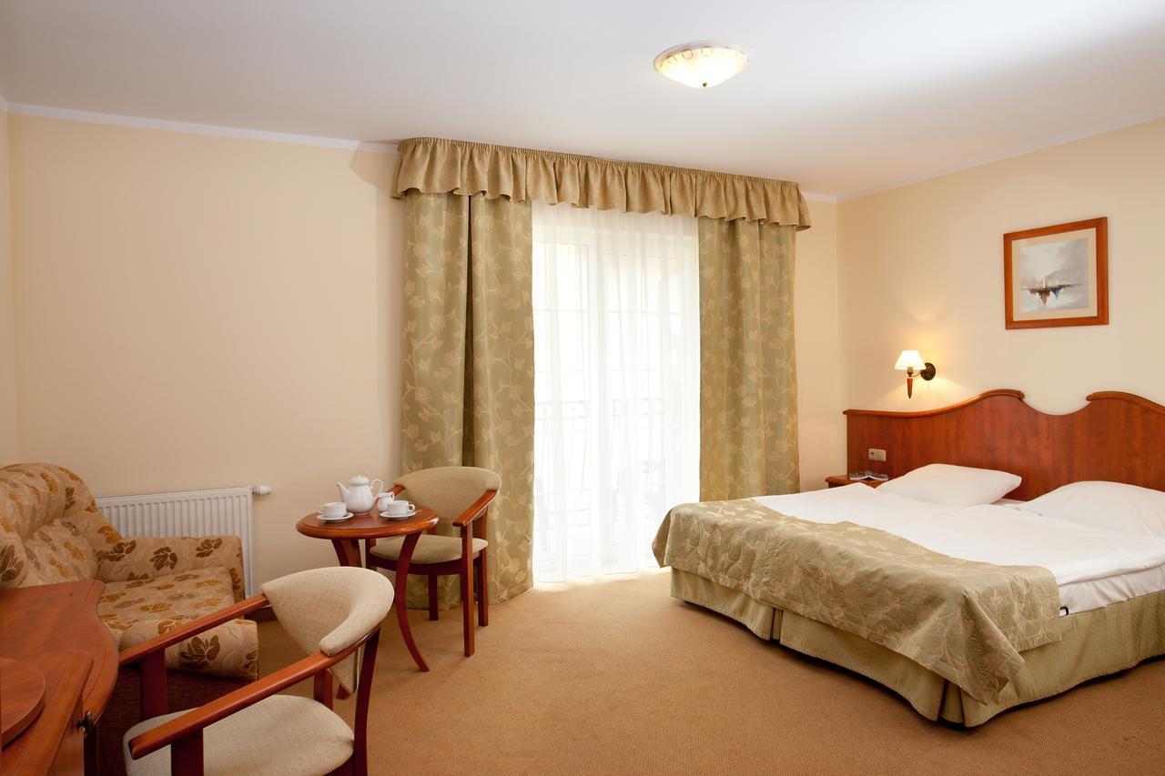 Double Room,613549570:JPEG